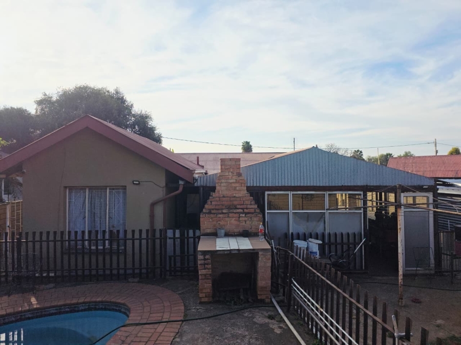 4 Bedroom Property for Sale in Oos Einde North West